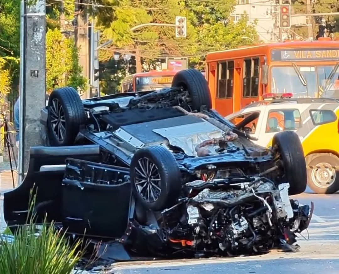 MOTORISTA EMBRIAGADO AVANÇA SINAL VERMELHO E CAUSA MORTE DE MOTOCICLISTA NO BATEL EM CURITIBA.