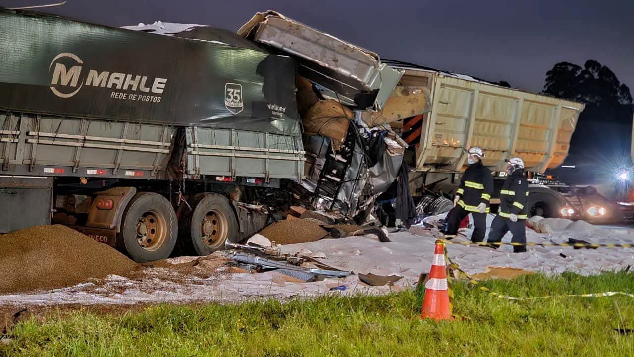 DUAS PESSOAS MORREM EM ACIDENTE ENTRE DOIS CAMINHÕES E UM CARRO EM CAMPO LARGO.