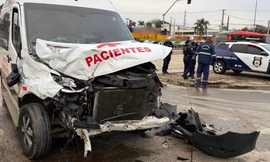 ACIDENTE ENVOLVENDO AMBULÂNCIA DE ARAUCÁRIA E ÔNIBUS NA LINHA VERDE DEIXA DOIS FERIDOS.