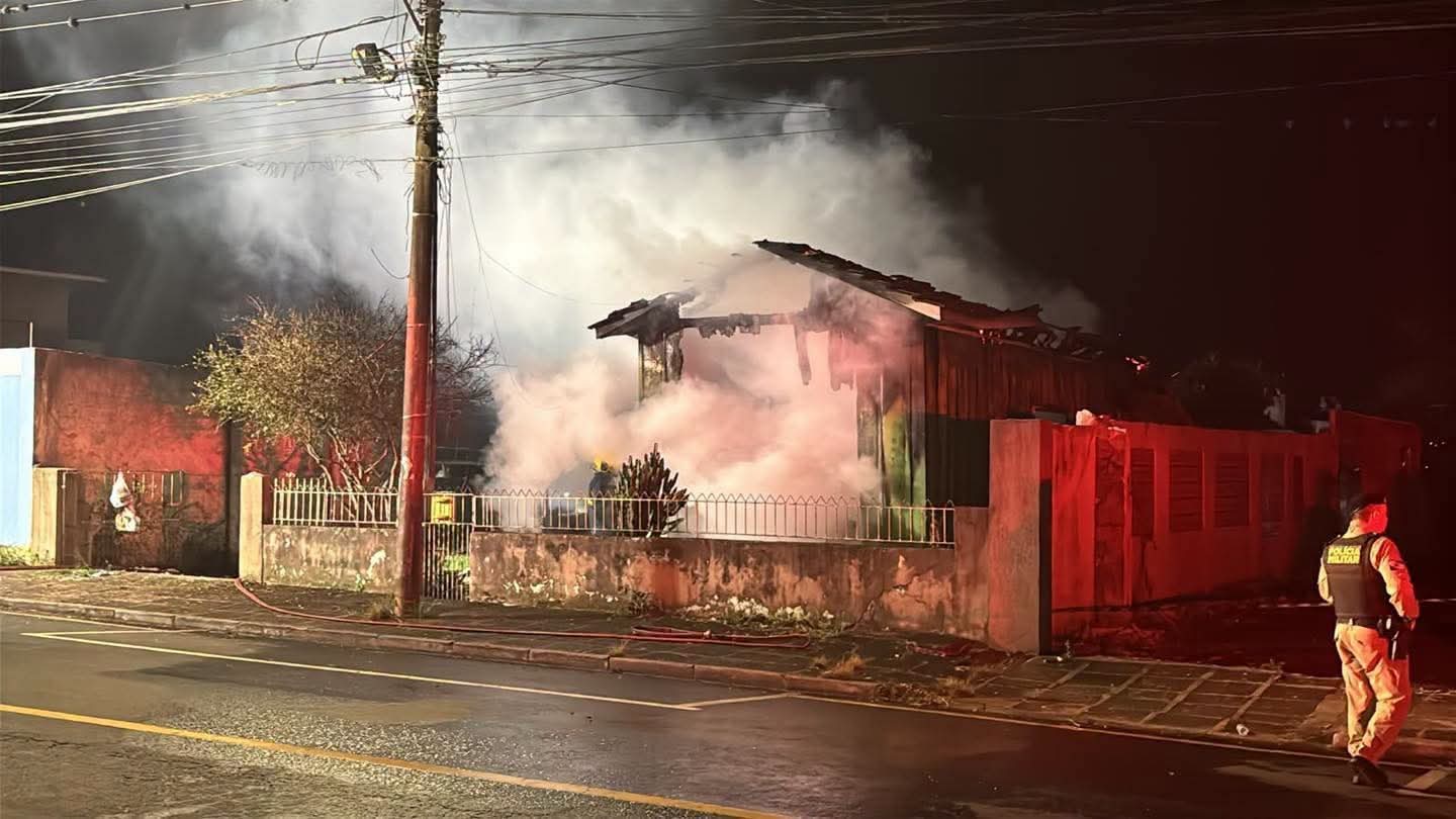 MENINO DE 5 ANOS MORRE CARBONIZADO DURANTE INCÊNDIO EM RESIDÊNCIA EM PONTA GROSSA.