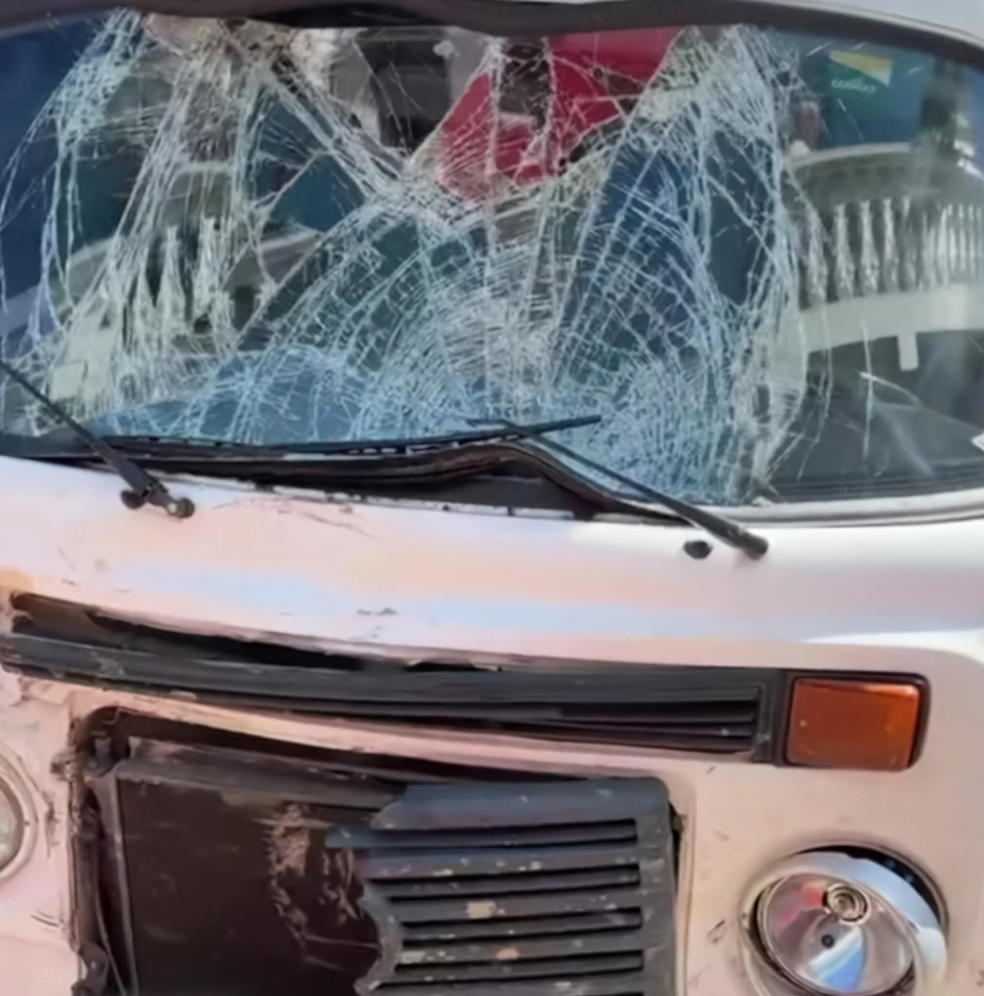 ACIDENTE ENVOLVENDO KOMBI E MOTOCICLISTA EM RIO BRANCO DO SUL.