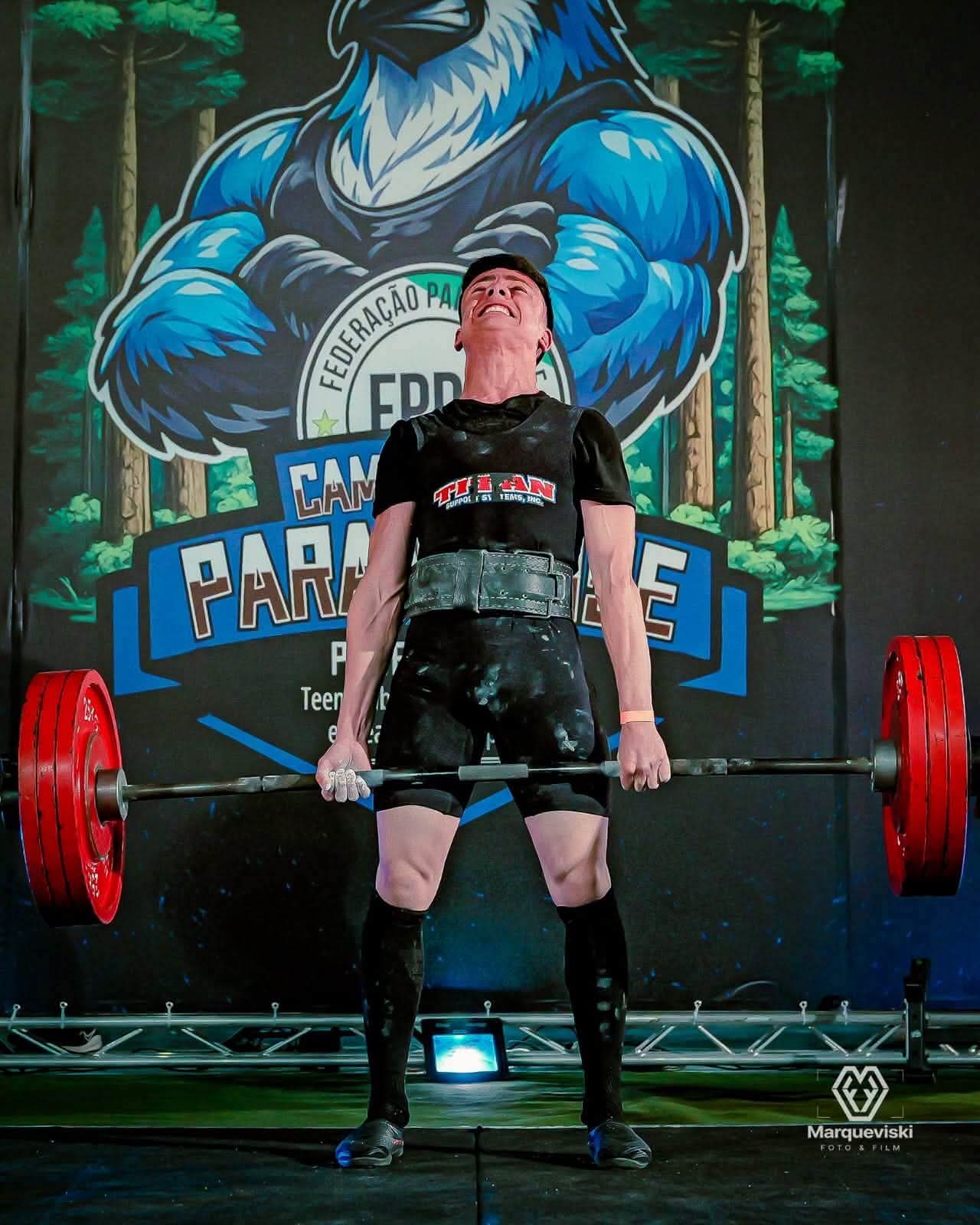 O JOVEM DE RIO BRANCO DO SUL QUEBRA RECORDE MUNDIAL DE POWERLIFTING AOS 12 ANOS.