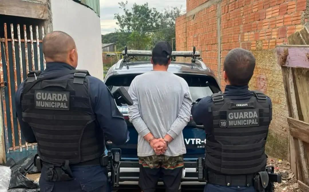 HOMEM É PRESO PELA GUARDA MUNICIPAL COM PEDRAS DE CRACK EM ALMIRANTE TAMANDARÉ.