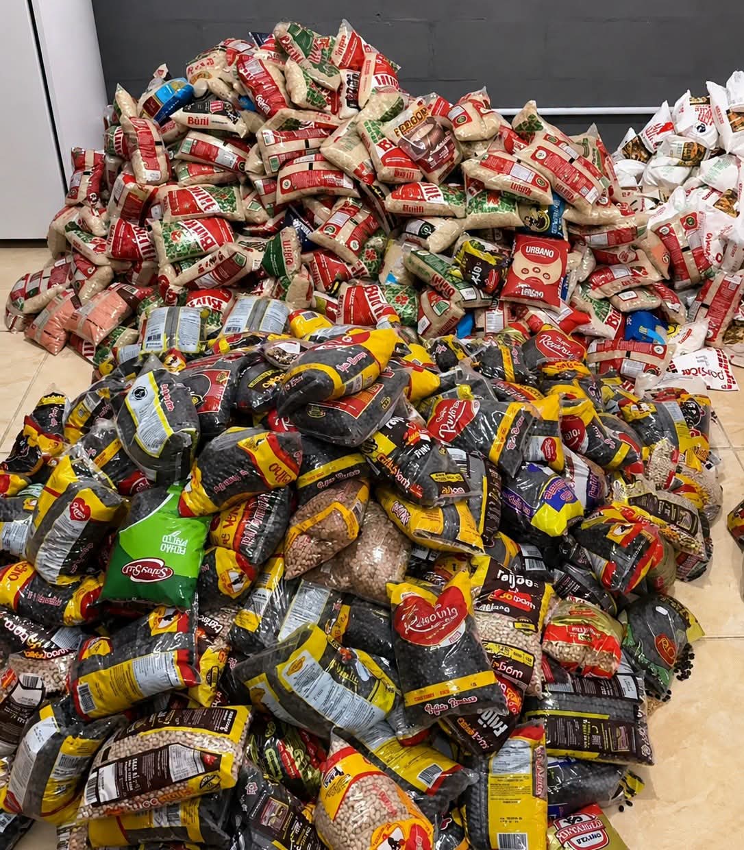 PREFEITURA DE ITAPERUÇU RECEBE 3 TONELADAS DE ALIMENTOS ARRECADADOS NO DIESEL MILITIA.