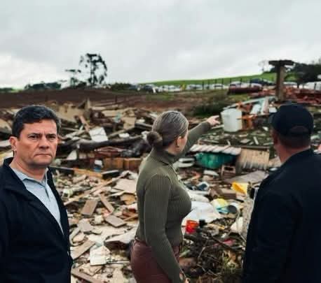 VISITA DE SÉRGIO MORO A PIRAÍ DO SUL APÓS TORNADO REACENDE DEBATE SOBRE ATUAÇÃO DE PARLAMENTARES EM DESASTRES.