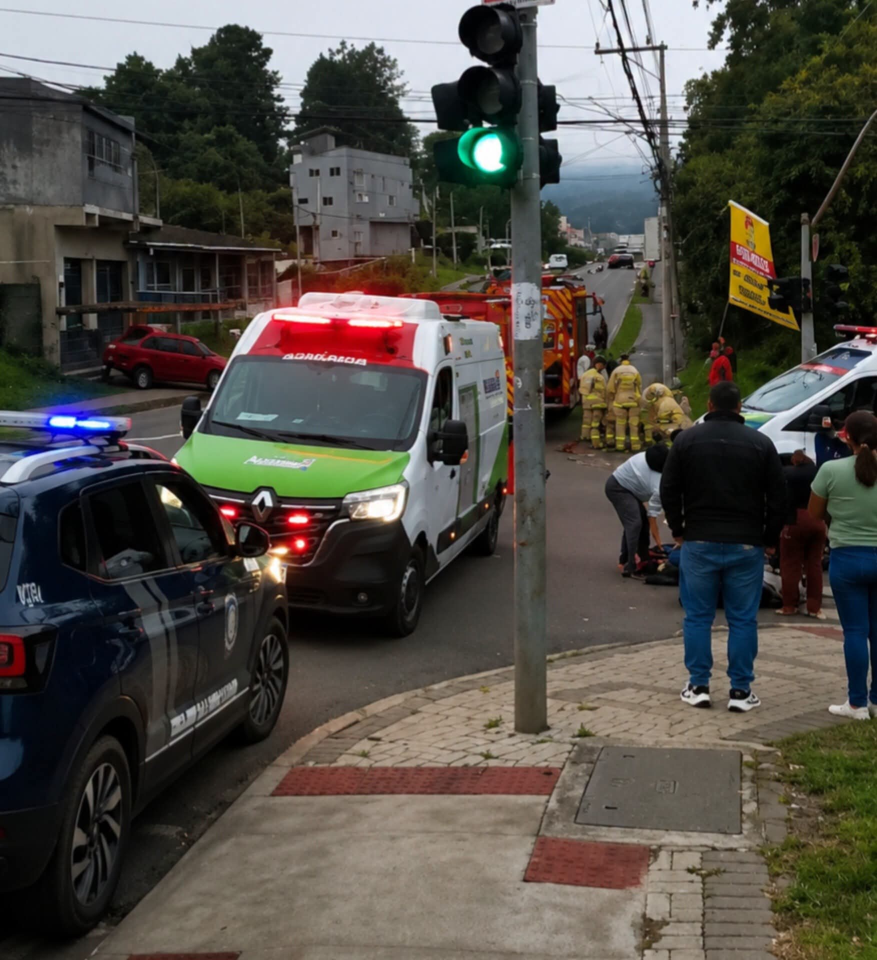 DUAS PESSOAS FICAM FERIDAS EM ACIDENTE ENTRE MOTO E CARRO NO CENTRO DE ALMIRANTE TAMANDARÉ.