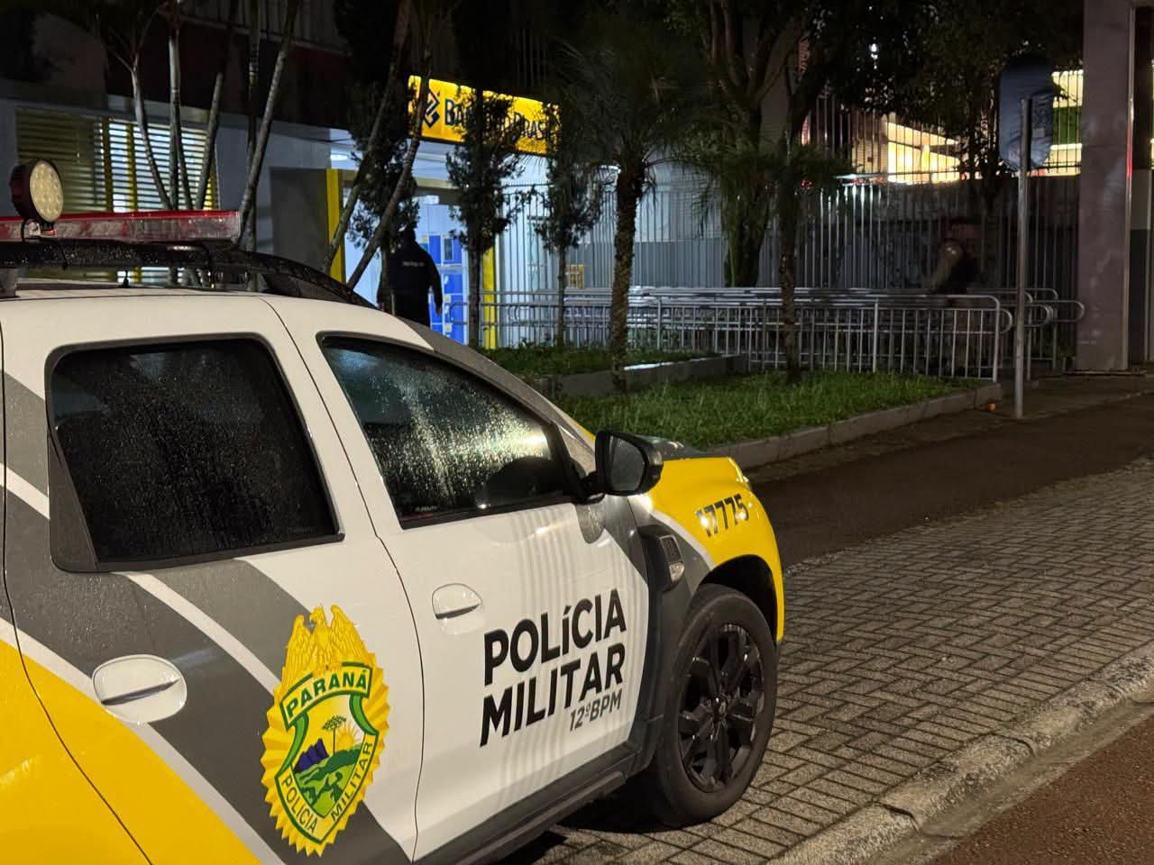 BANDO INVADE AGÊNCIA BANCÁRIA DURANTE A NOITE E FOGE COM EQUIPAMENTO QUE ARMAZENA IMAGENS DAS CÂMERAS