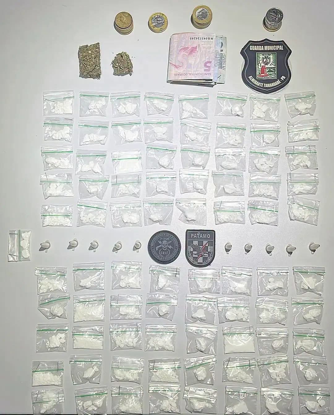SUSPEITO É DETIDO COM COCAÍNA, MACONHA E DINHEIRO EM ALMIRANTE TAMANDARÉ.