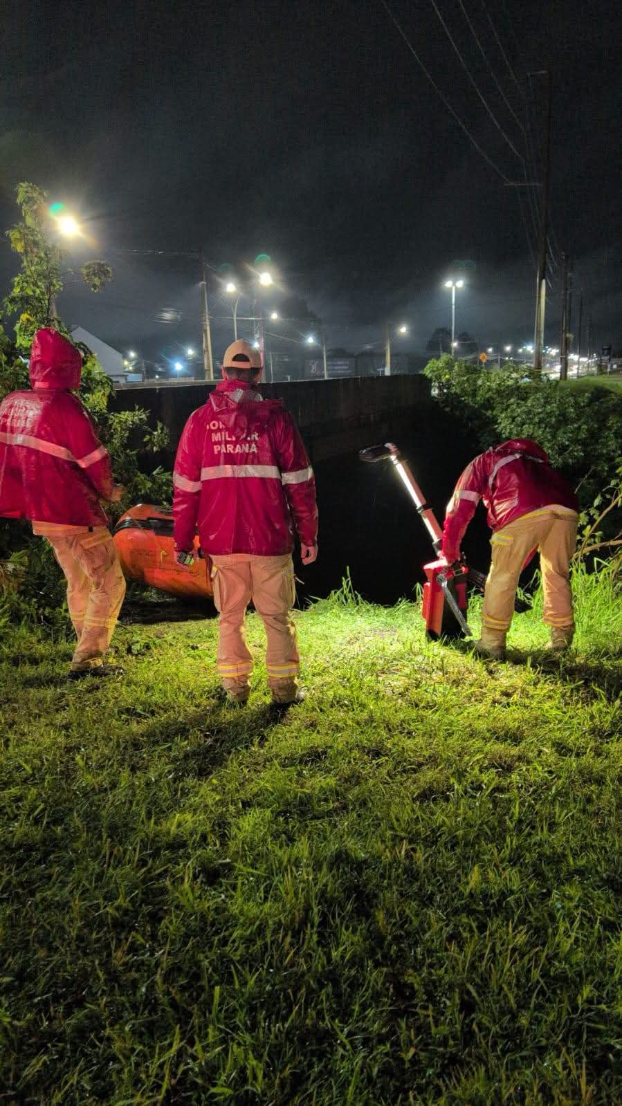 CARRO CAI NO RIO PALMITAL, HOMEM É ENCONTRADO MORTO E BOMBEIROS PROCURAM SEGUNDO OCUPANTE