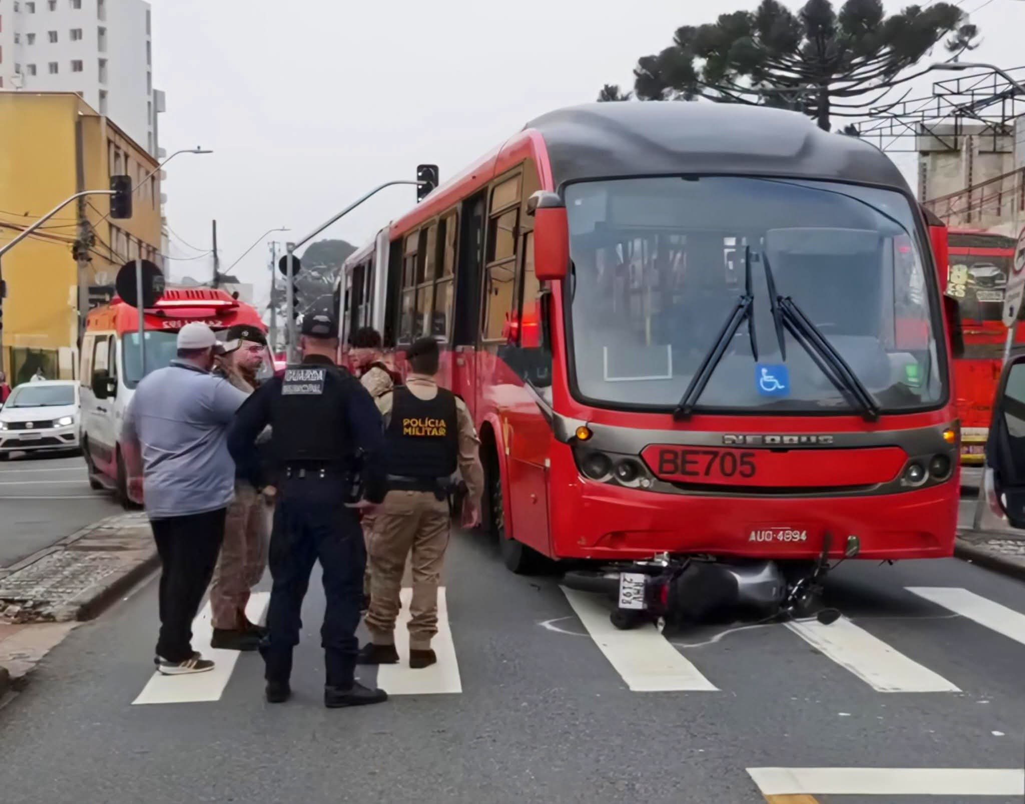 COLISÃO ENTRE ÔNIBUS BIARTICULADO E MOTO TRAVA TRÂNSITO ENTRE PORTÃO E ÁGUA VERDE.