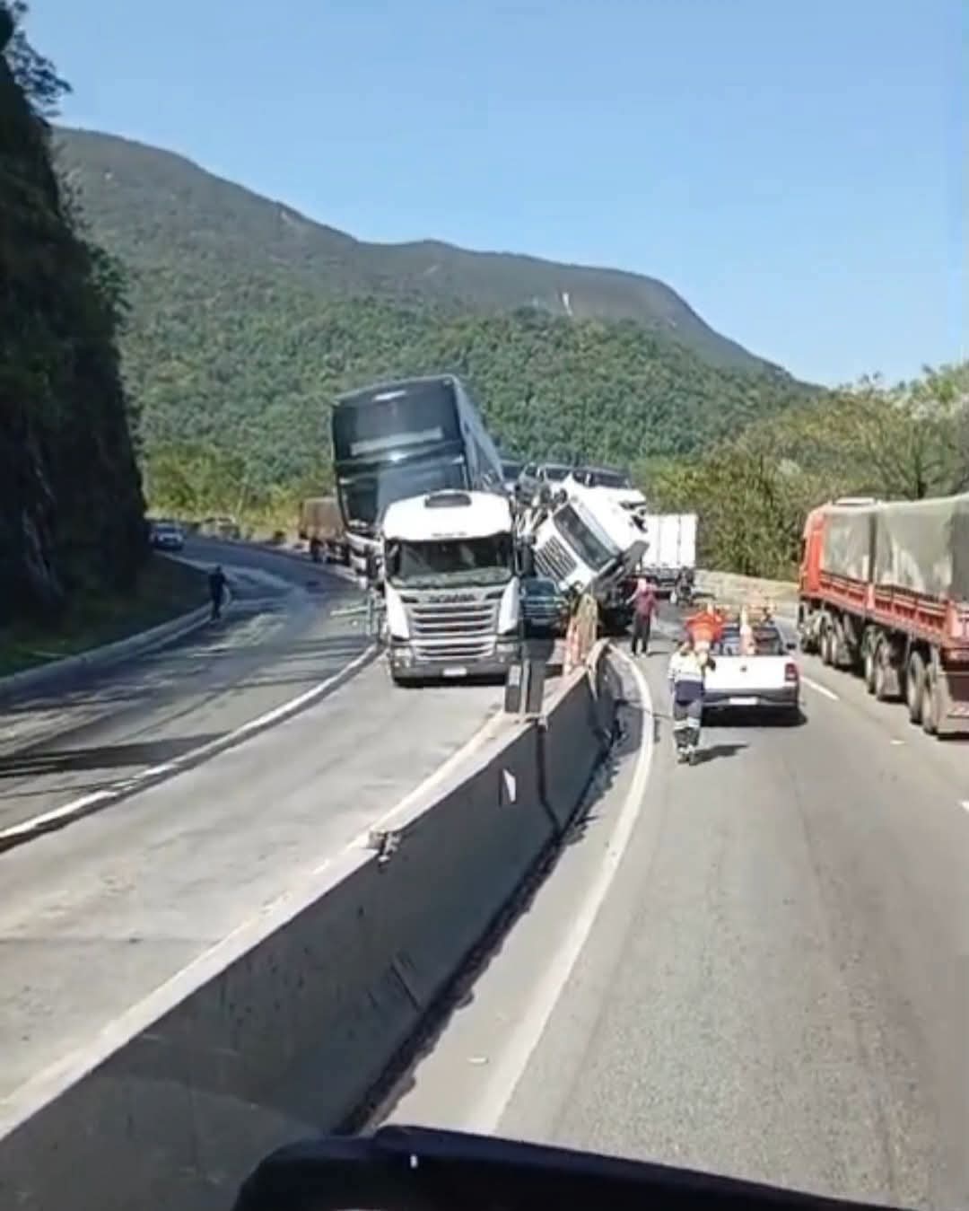 GRAVE ACIDENTE ENVOLVENDO MÚLTIPLOS VEÍCULOS BLOQUEIA A BR-277 EM MORRETES.