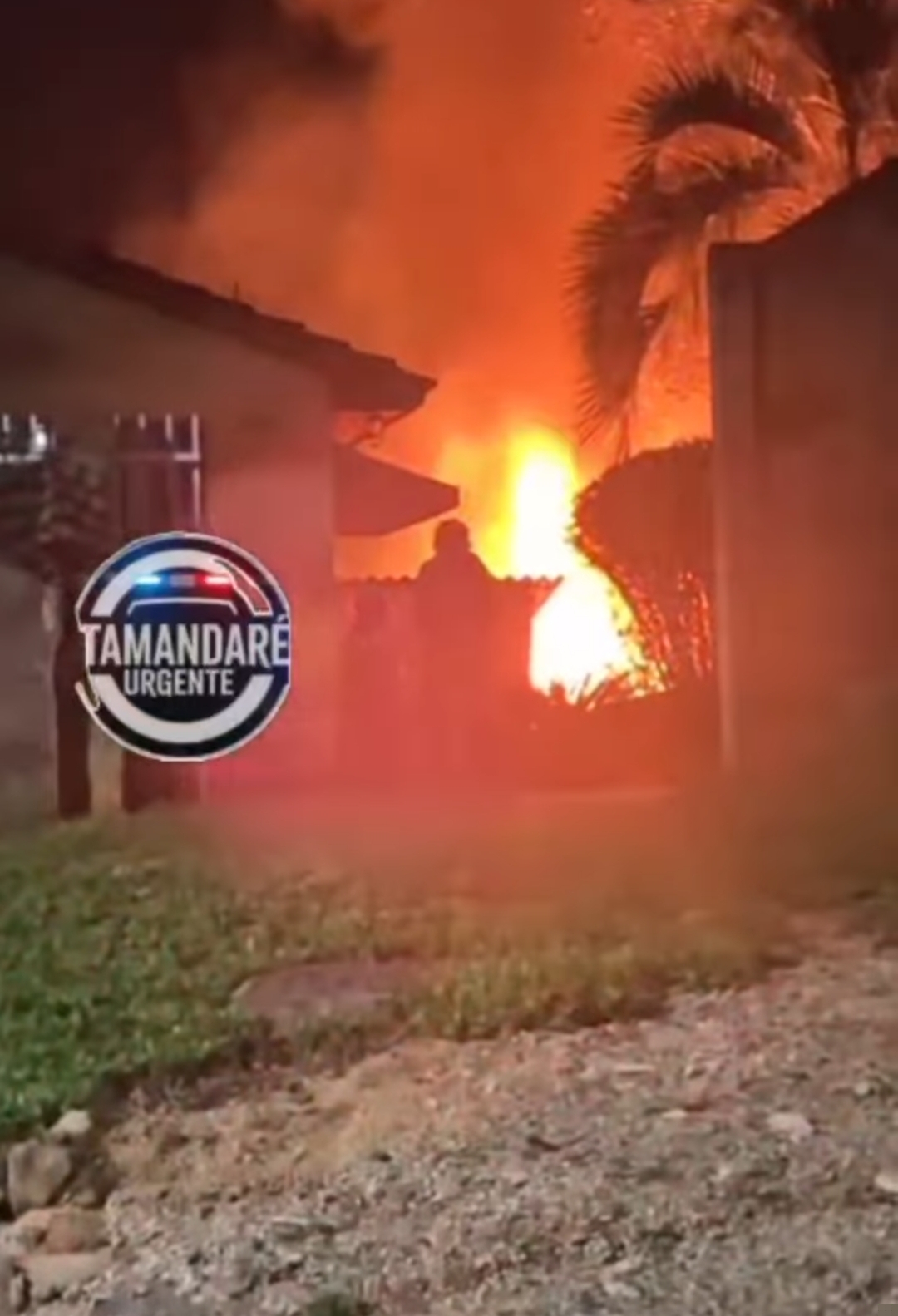 INCÊNDIO DESTRÓI RESIDÊNCIA E MOBILIZA BOMBEIROS E MORADORES EM ALMIRANTE TAMANDARÉ