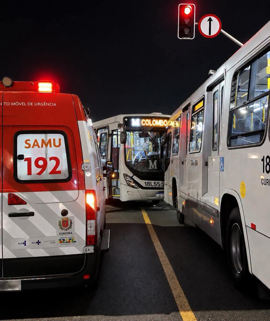 BATIDA ENTRE ÔNIBUS DEIXA AO MENOS 8 FERIDOS EM CURITIBA