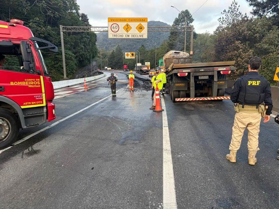 ENGAVETAMENTO ENTRE TRÊS CARRETAS MOBILIZA BOMBEIROS E DEIXA CAMINHONEIRO FERIDO NA BR-376