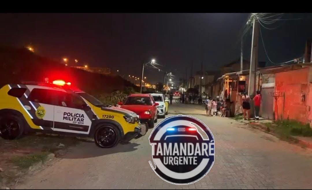 DUAS PESSOAS SÃO BALEADAS EM SUPOSTO PONTO DE TRÁFICO EM COLOMBO; UMA MORRE NO LOCAL