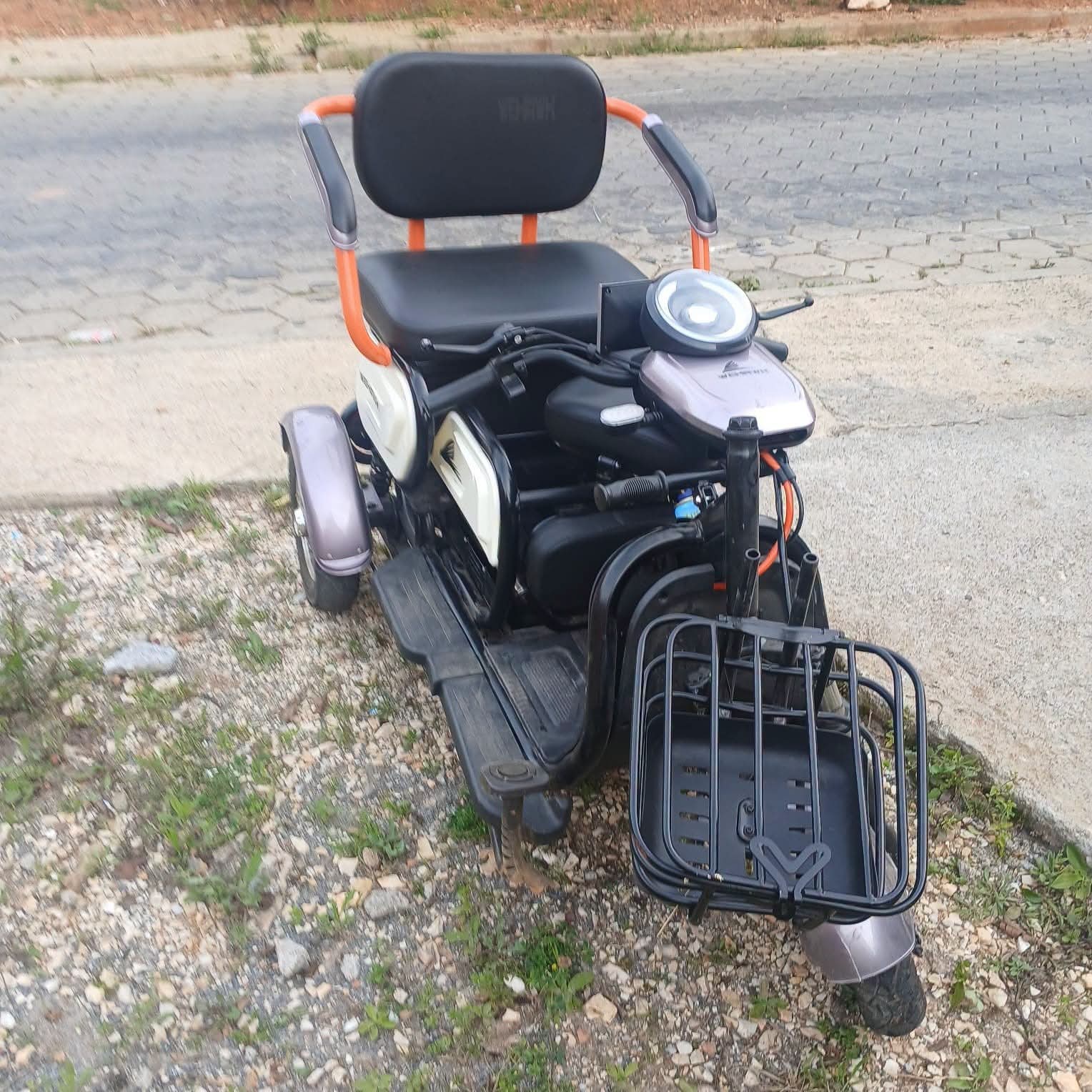 MÃE E FILHO AUTISTA DE 2 ANOS SOFREM QUEDA DE MOTO ELÉTRICA EM RIO BRANCO DO SUL.