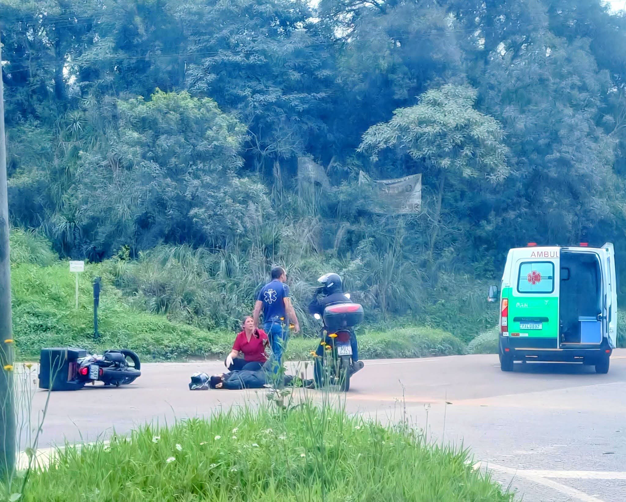 MOTOCICLISTA FICA FERIDO APÓS COLISÃO COM CAMINHONETE NA RODOVIA DOS MINÉRIOS.
