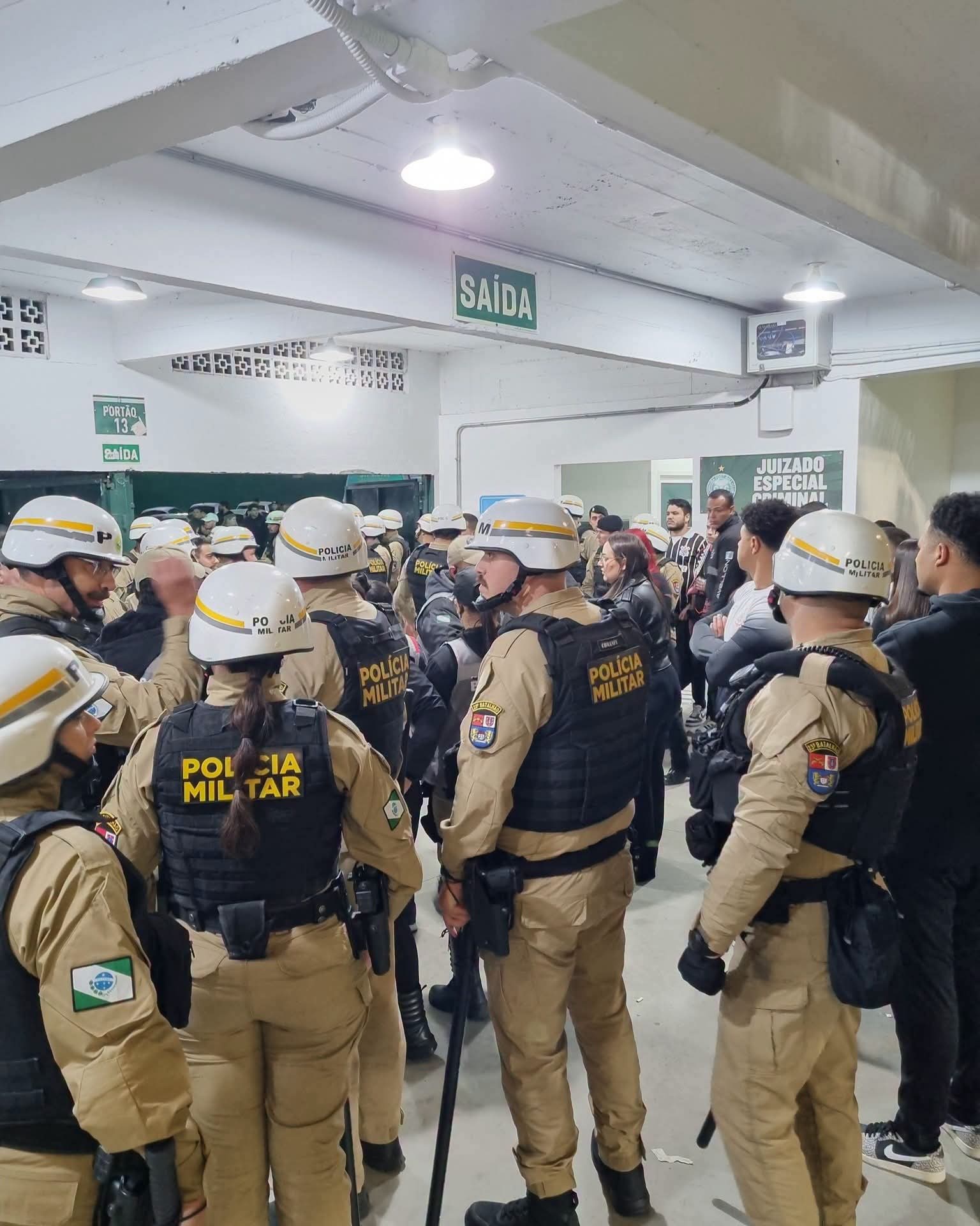 CLÁSSICO ENTRE CORITIBA E CORINTHIANS É MARCADO POR CONFRONTOS, POLÍCIA REFORÇADA E CONFUSÃO NO COUTO PEREIRA.
