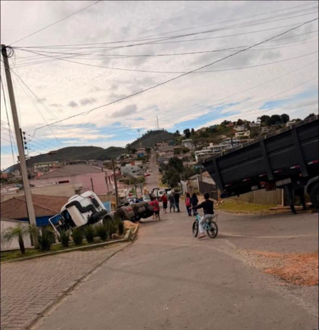 CARRETA CAUSA SUSTO AO PARAR EM FRENTE A RESIDÊNCIA EM ITAPERUÇU