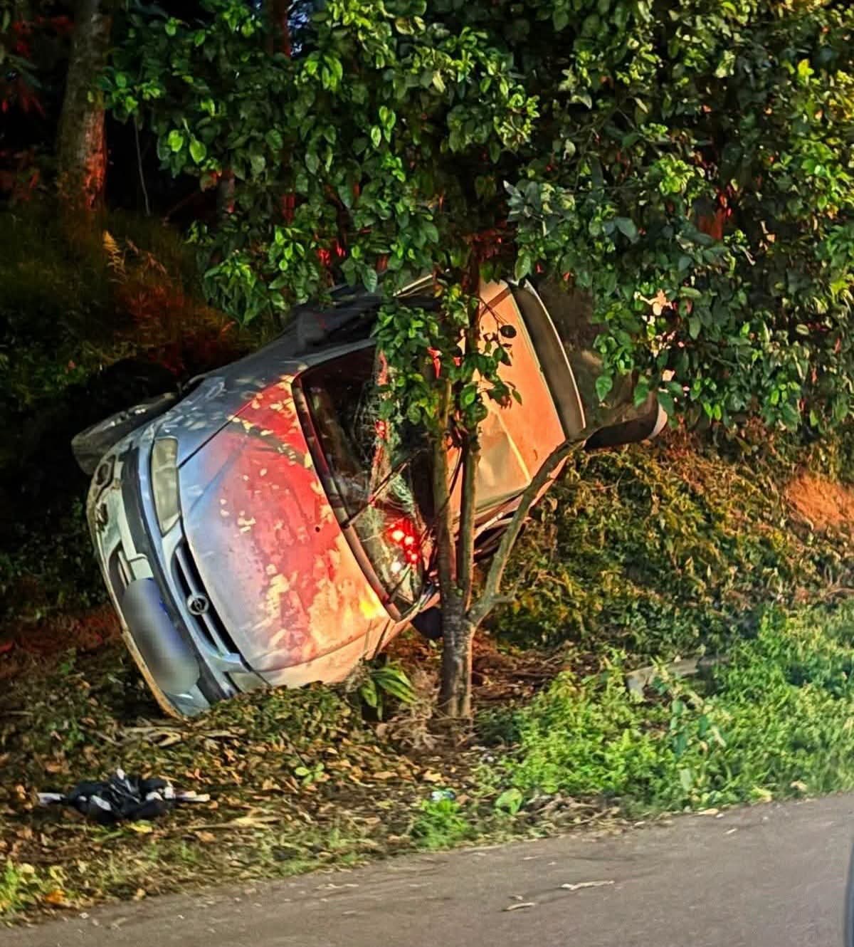 CARRO SAI DA PISTA E FICA PRESO EM BARRANCO NO BAIRRO PILARZINHO, EM CURITIBA.