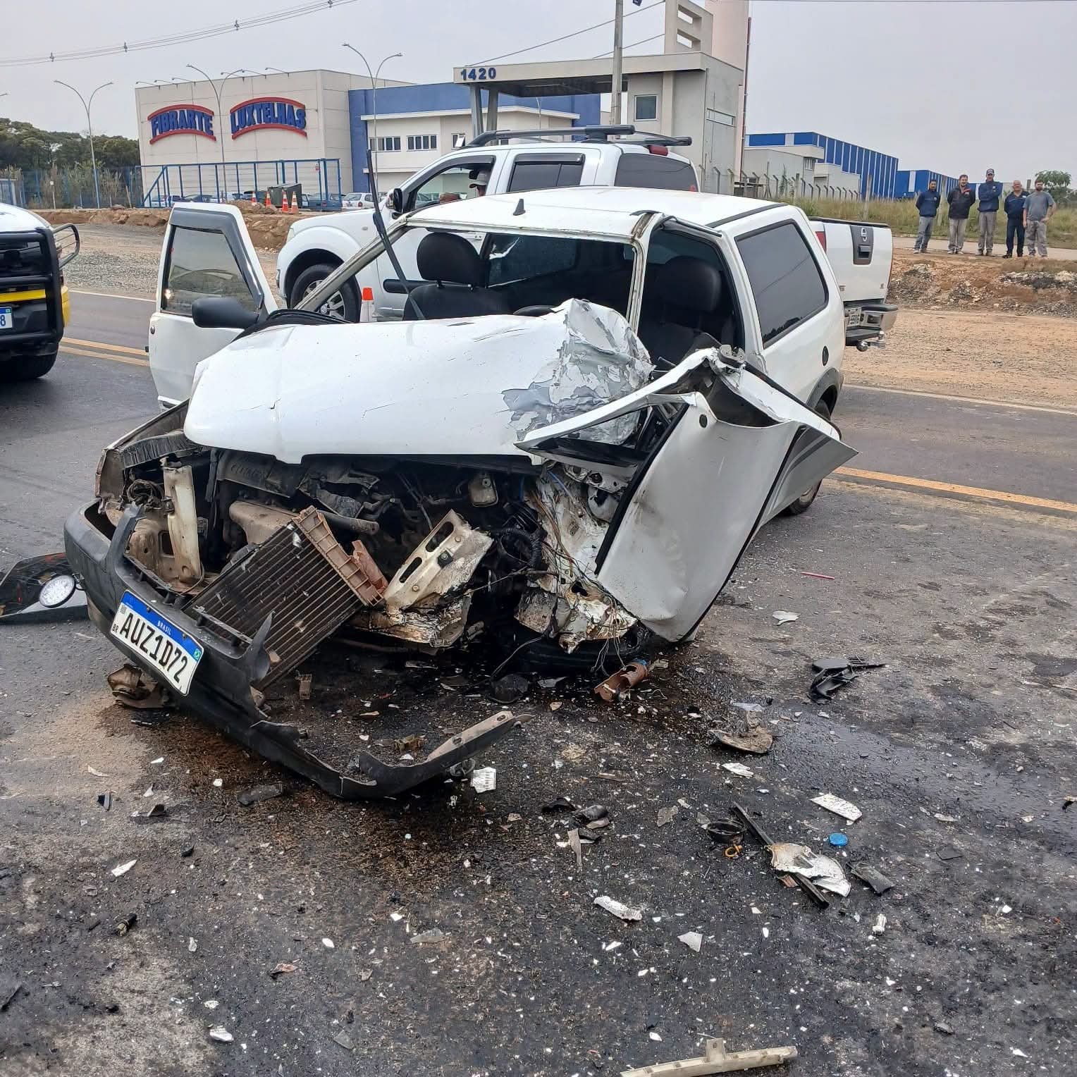 COLISÃO ENTRE FIAT UNO E CAMINHÃO DEIXA VÍTIMA GRAVE NO CONTORNO NORTE.