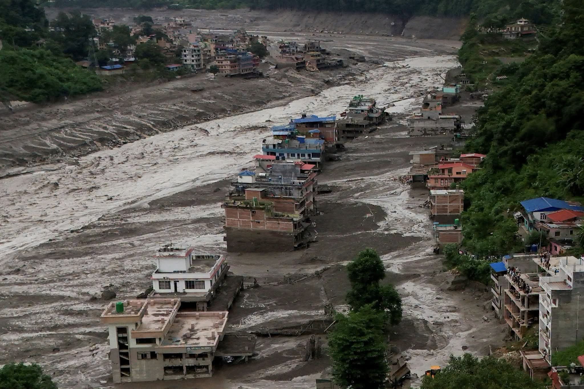 ENCHENTE RELÂMPAGO DEIXA DEZENAS DE MORTOS E CENTENAS DE DESAPARECIDOS NA FRONTEIRA DO NEPAL COM O TIBETE.