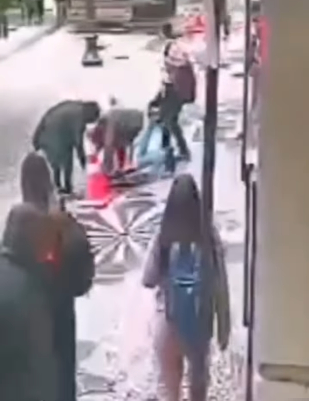 MULHER CAI EM BUEIRO ABERTO NO CENTRO DE CURITIBA