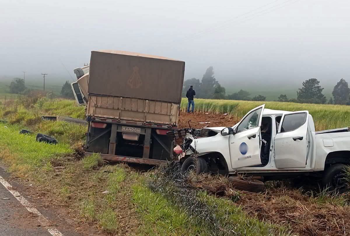 ACIDENTE ENTRE CARRO E CAMINHÃO DEIXA CINCO MORTOS NO PARANÁ