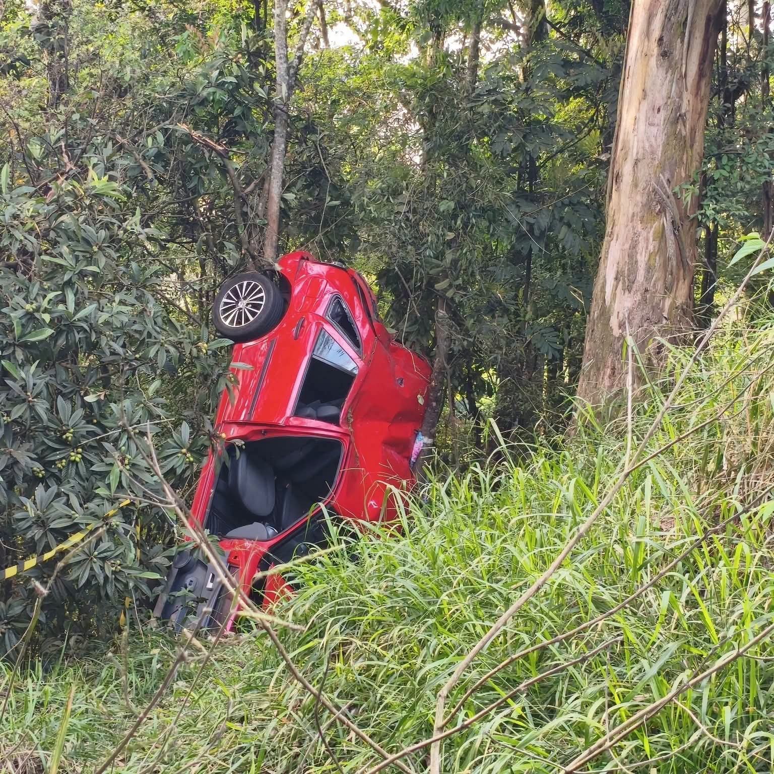 MENINO DE 7 ANOS MORRE APÓS CARRO SAIR DA PISTA E BATER CONTRA ÁRVORES NO SUDOESTE DO PARANÁ.