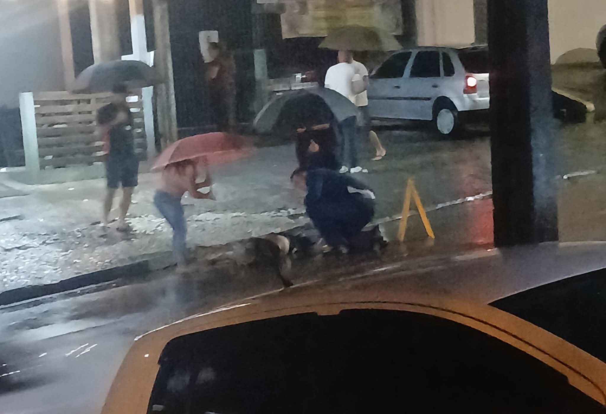 IDOSO FICA EM ESTADO GRAVE APÓS SER ATROPELADO NA RUA SETE DE ABRIL EM RIO BRANCO DO SUL.