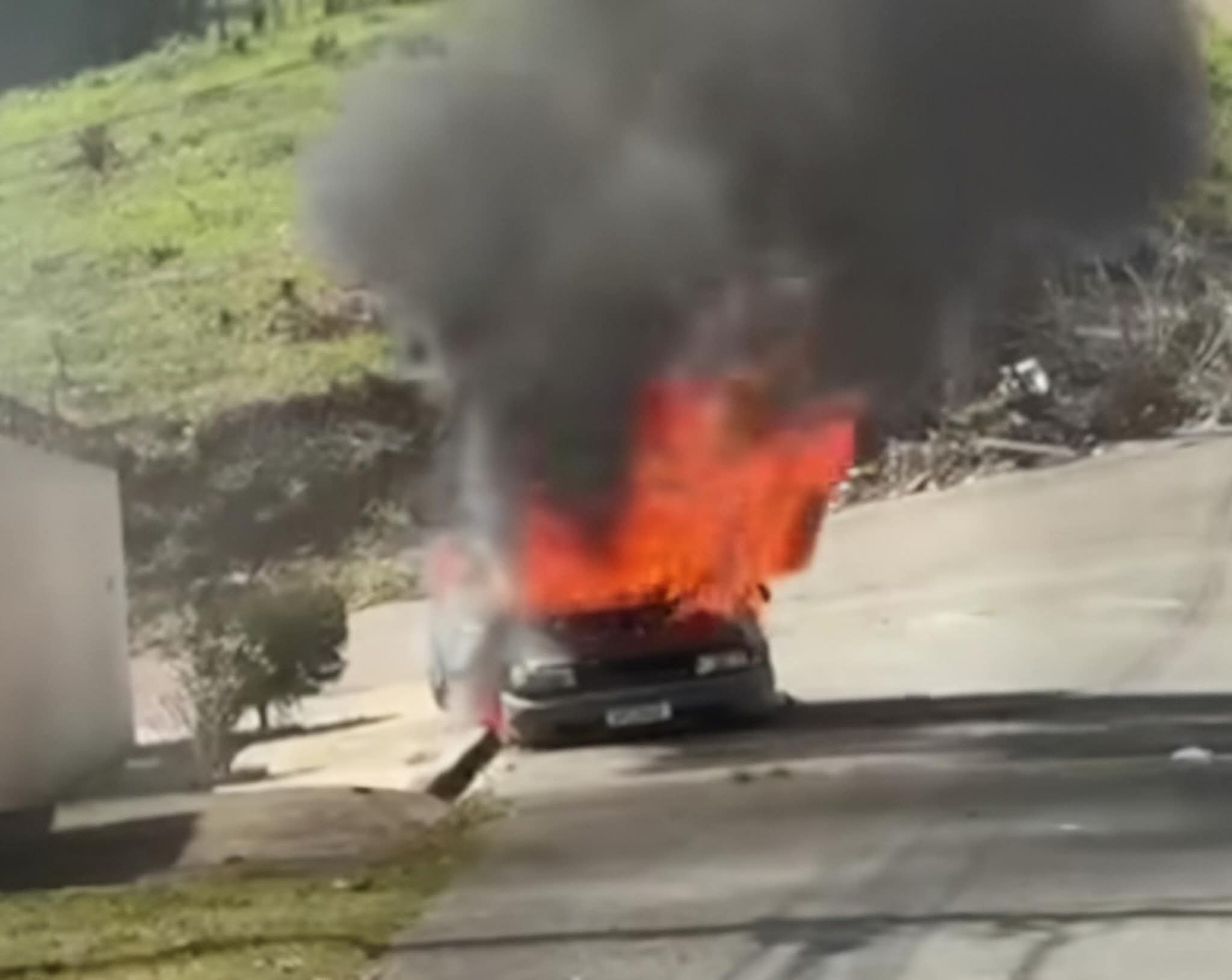 VEÍCULO PEGA FOGO E ATINGE FIAÇÃO ELÉTRICA EM ALMIRANTE TAMANDARÉ.