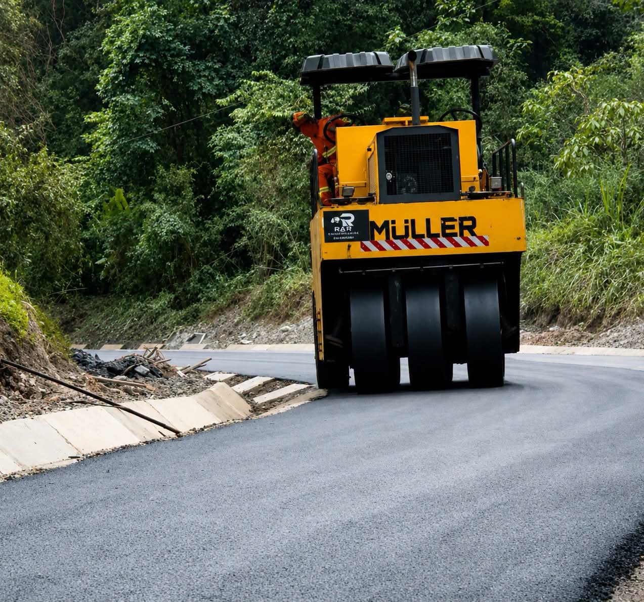 OBRAS DO ASFALTO DO CANELÃO EM ITAPERUÇU SEGUEM A TODO VAPOR.