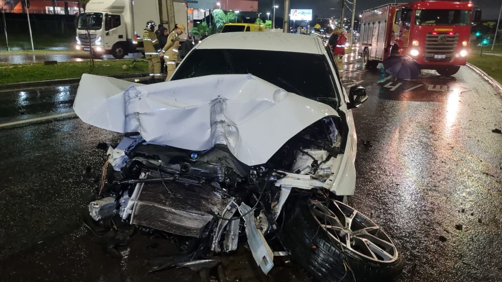 BMW PERDE O CONTROLE, BATE CONTRA DOIS POSTES E DEIXA PAI E FILHO FERIDOS NA LINHA VERDE