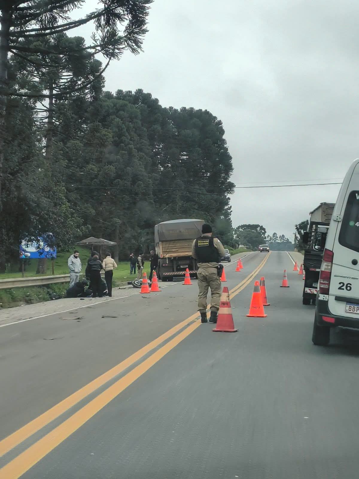 ACIDENTE GRAVE ENTRE CAMINHÃO E MOTO MOBILIZA HELICÓPTERO NA RODOVIA DOS MINÉRIOS, EM ALMIRANTE TAMANDARÉ