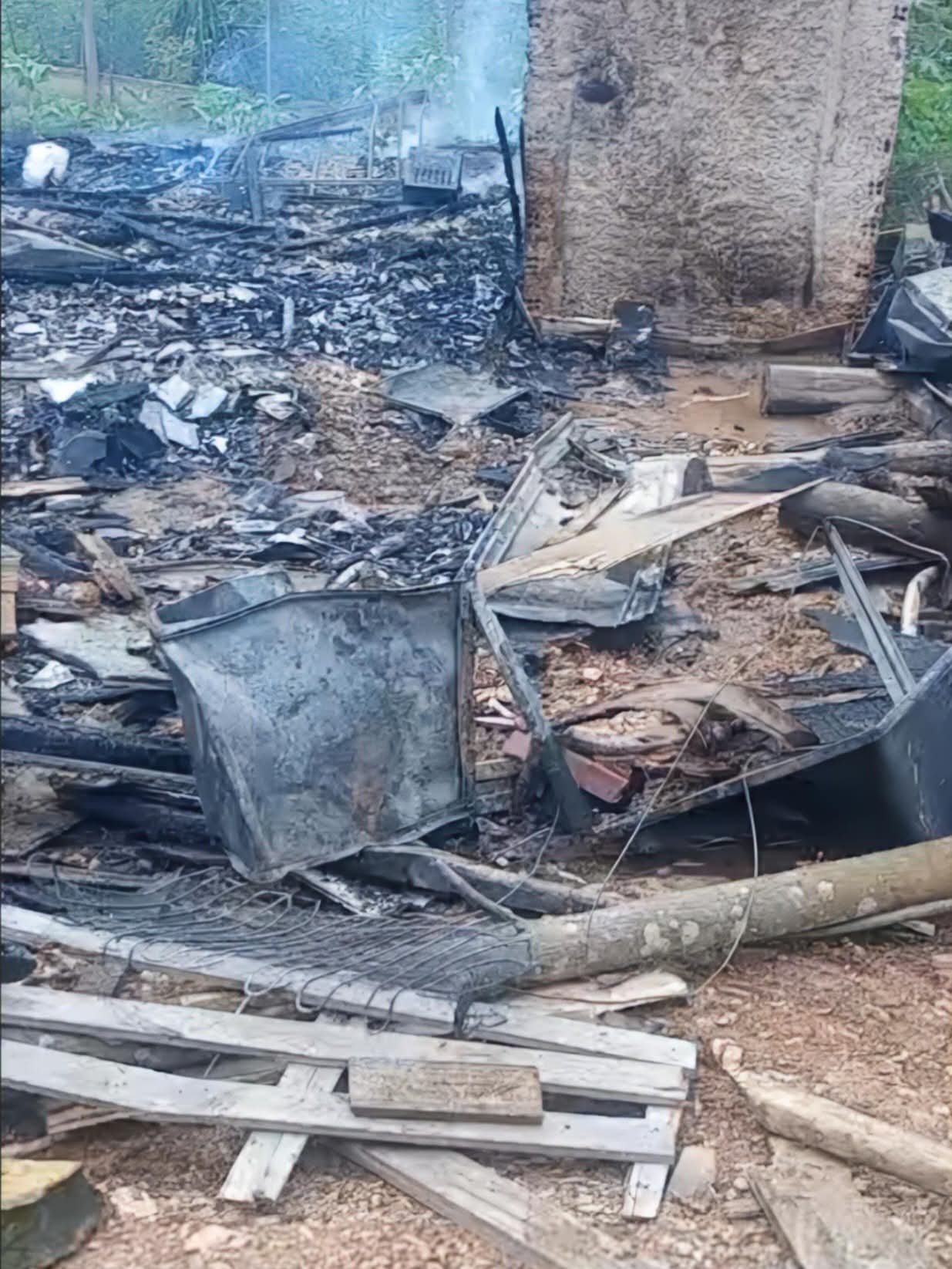 CASA É CONSUMIDA PELO FOGO EM RIO BRANCO DO SUL.