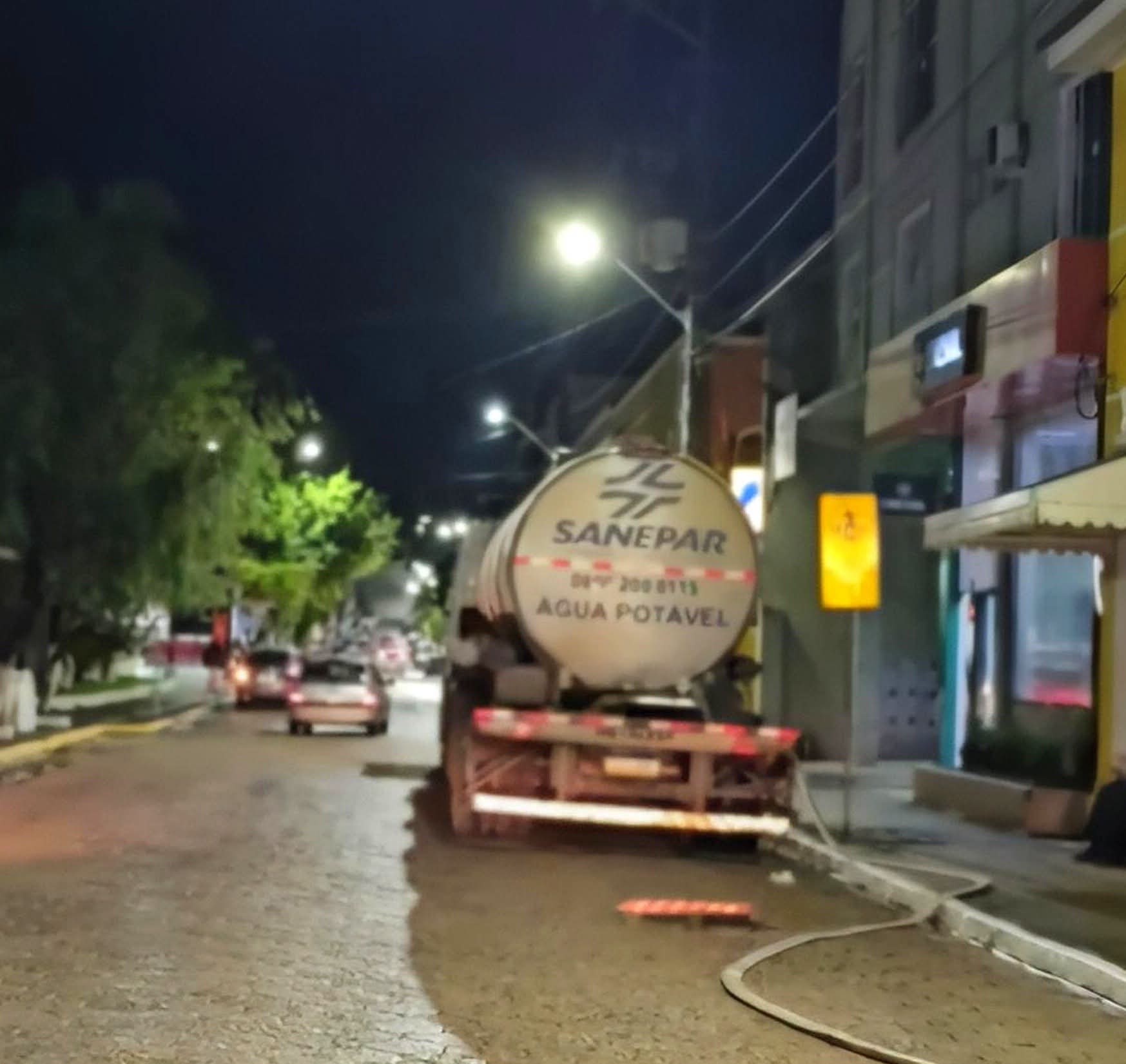 CERRO AZUL RECUPERA ENERGIA APÓS QUASE 40 HORAS E SANEPAR INICIA ABASTECIMENTO COM CARRETA-TANQUE.