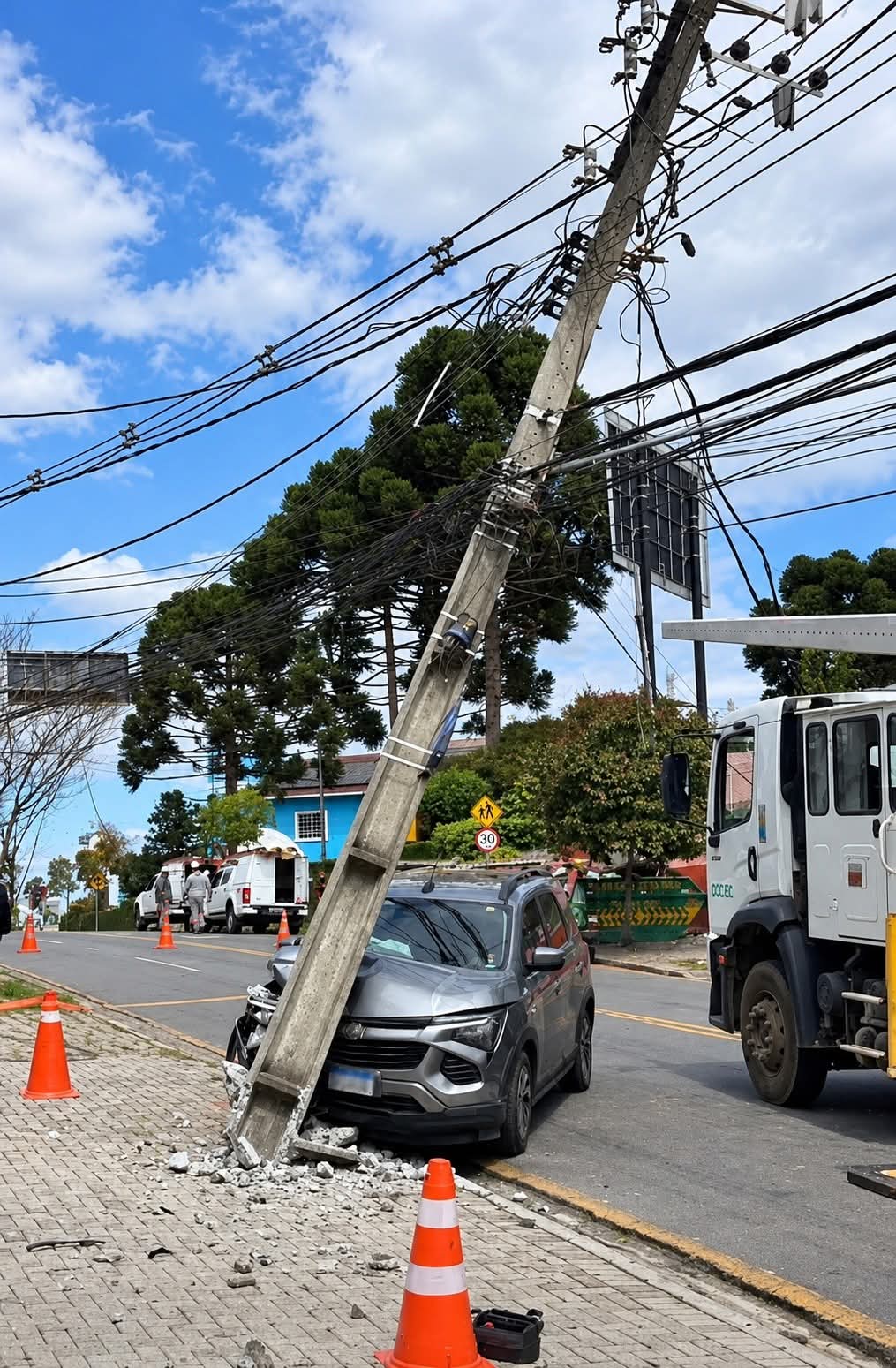 IDOSA PERDE O CONTROLE DO VEÍCULO E DERRUBA POSTE EM CURITIBA.
