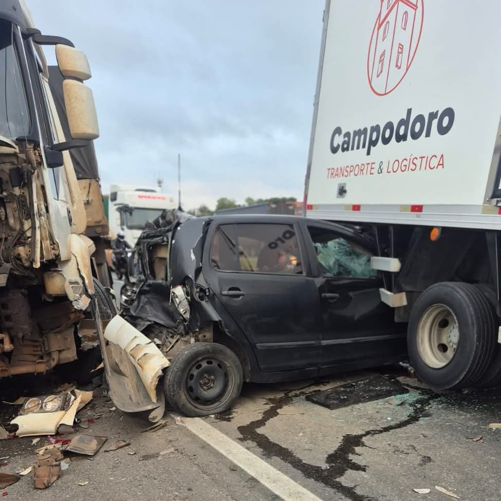 ACIDENTE ENVOLVENDO CAMINHÕES E CARRO NA BR-277 NO SENTIDO SÃO JOSÉ DOS PINHAIS.