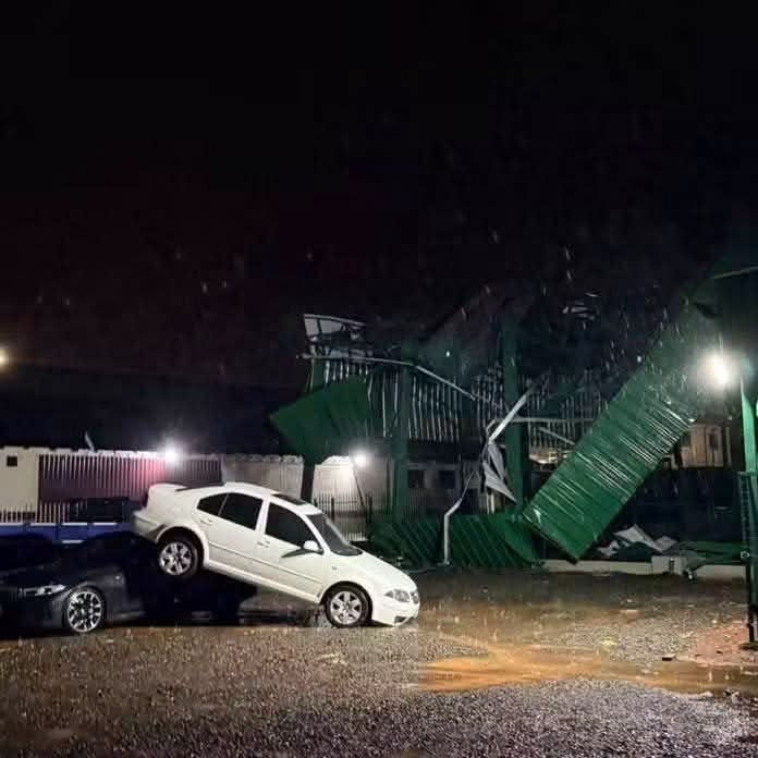 POSSÍVEL TORNADO É REGISTRADO EM FRANCISCO BELTRÃO E DEIXA RASTRO DE ESTRAGOS.