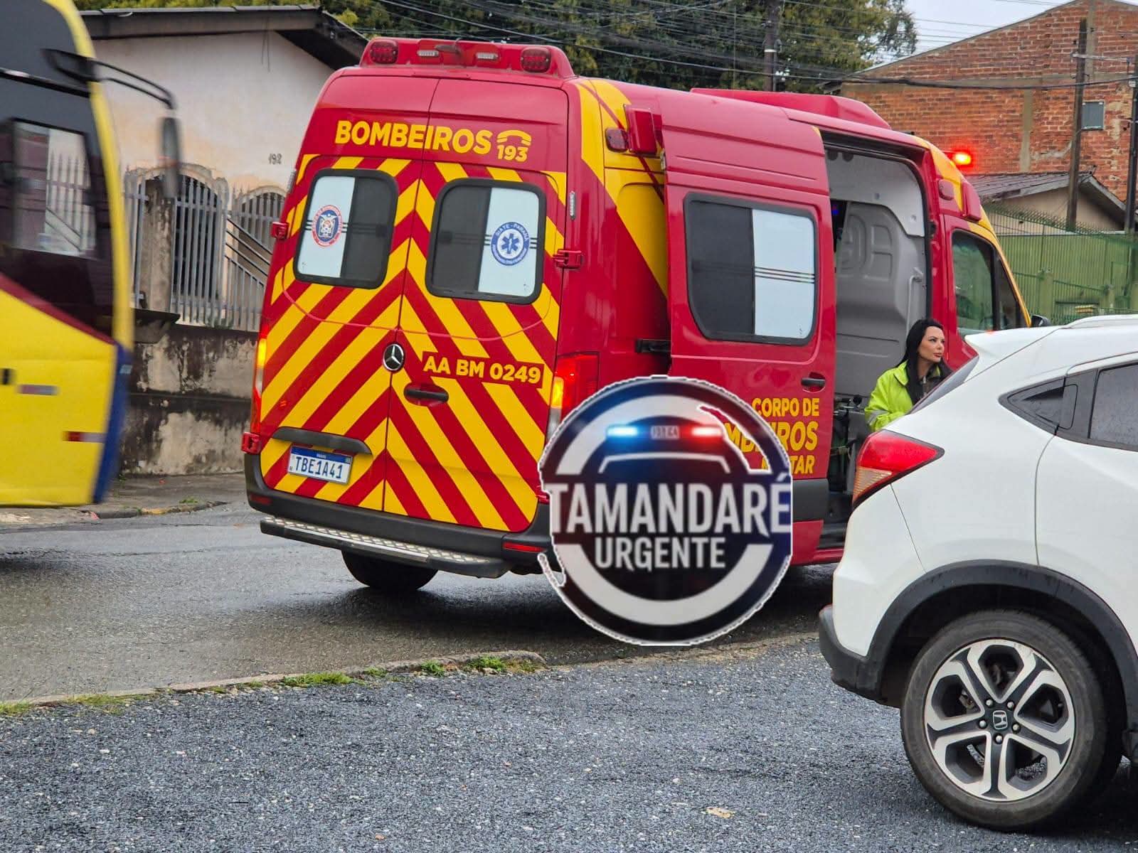 TRABALHADOR FICA FERIDO APÓS CAIR DE MOTO NO BAIRRO CACHOEIRA, EM ALMIRANTE TAMANDARÉ