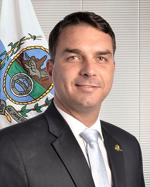 FLÁVIO BOLSONARO APARECE NUMERICAMENTE À FRENTE DE LULA NO 1º TURNO, APONTA FUTURA