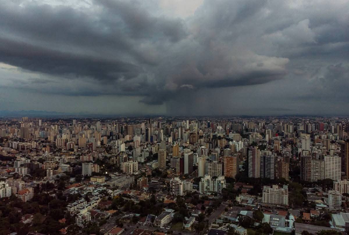 CICLONE EXTRATROPICAL TRAZ RISCO DE TEMPORAIS E VENTOS DE ATÉ 100 KM/H AO PARANÁ.