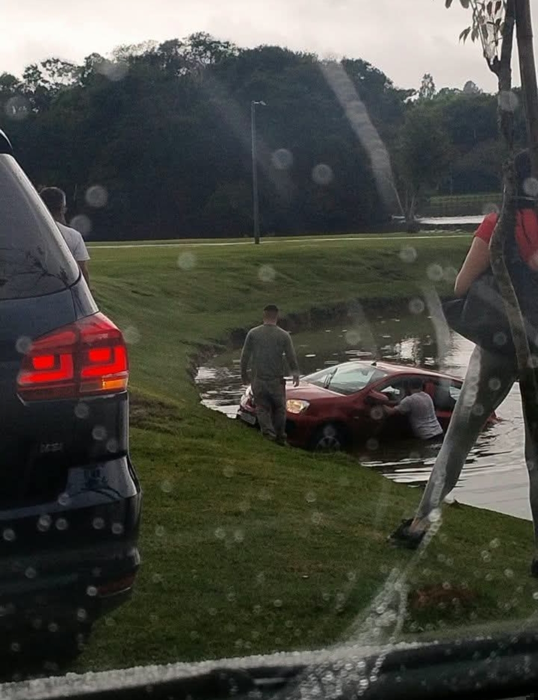 MULHER SAI ILESA APÓS CARRO CAIR DENTRO DO LAGO DO PARQUE TINGUI, EM CURITIBA