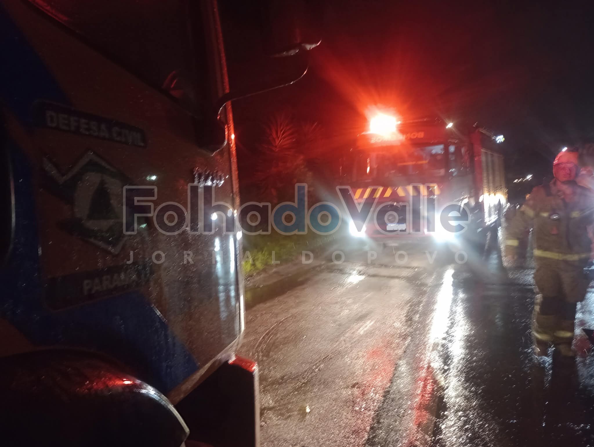 ACIDENTE ENTRE CAMINHÃO E MOTOCICLETA DEIXA JOVEM FERIDO NA RODOVIA DOS MINÉRIOS.