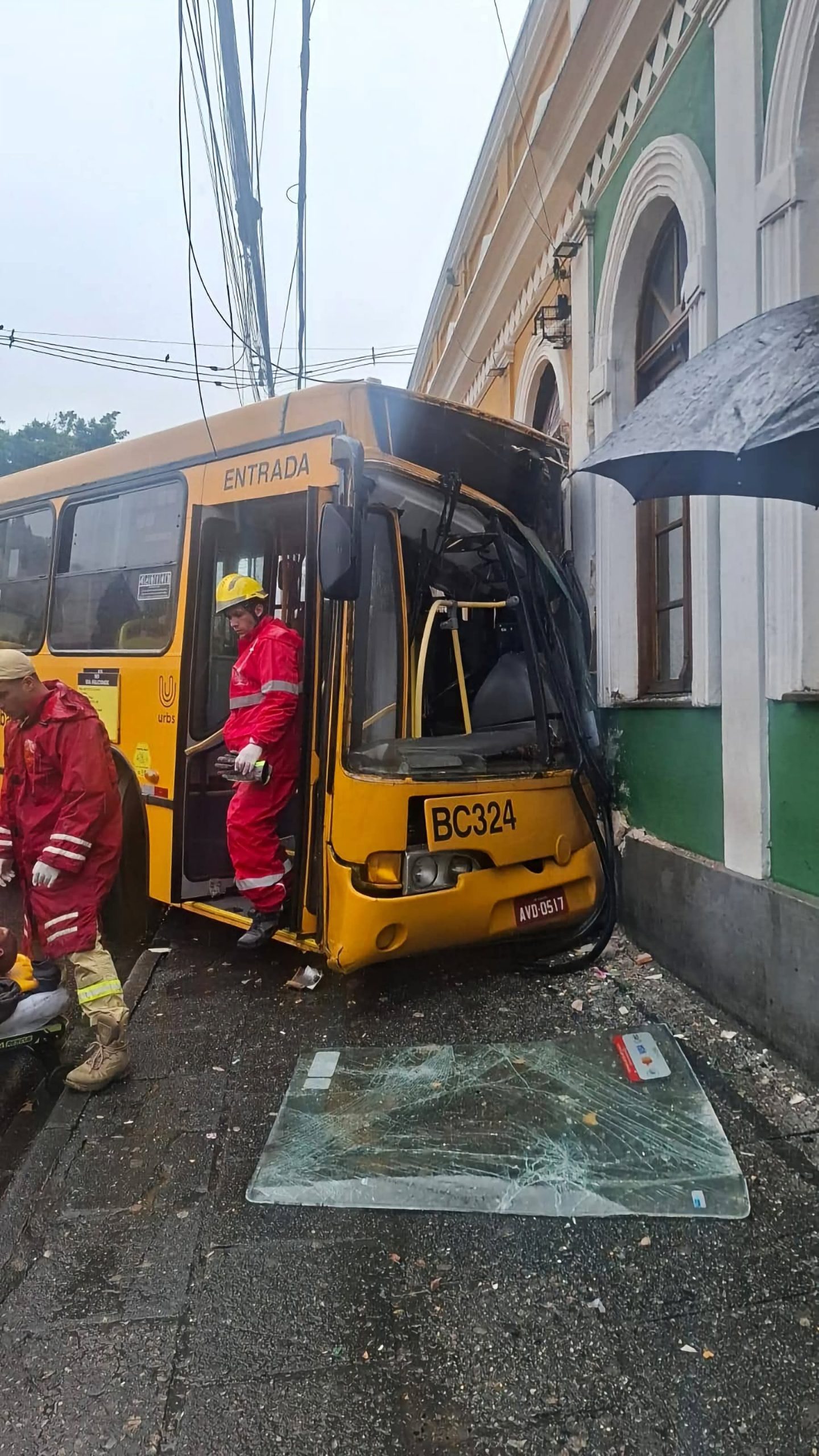 ÔNIBUS BATE CONTRA PAREDE DE ESTABELECIMENTO E DEIXA AO MENOS SETE FERIDOS EM CURITIBA