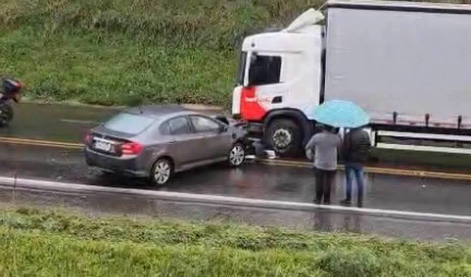 MOTORISTA FICA FERIDA APÓS COLISÃO COM CAMINHÃO EM TRECHO EM OBRAS DO CONTORNO NORTE.