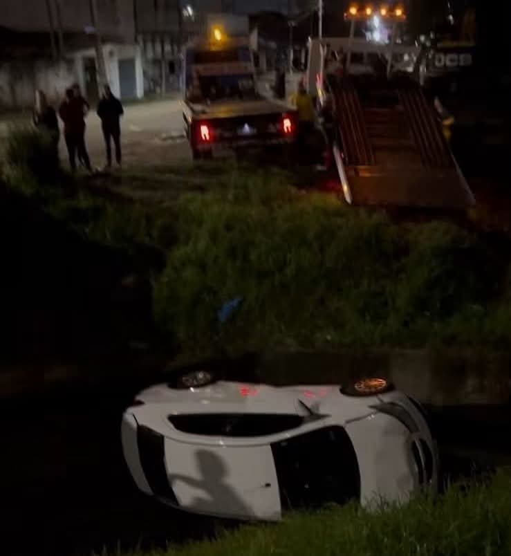 CARRO CAI EM VALETA DURANTE A NOITE NO CAJURU EM CURITIBA.