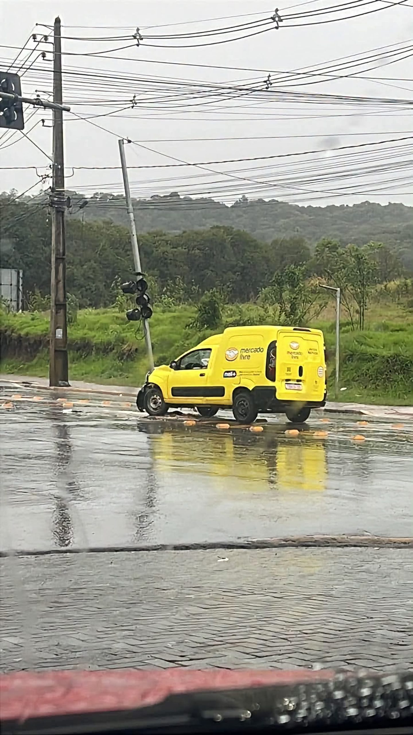 CARRO DE ENTREGA BATE EM SINALEIRO NA ENTRADA DE ITAPERUÇU