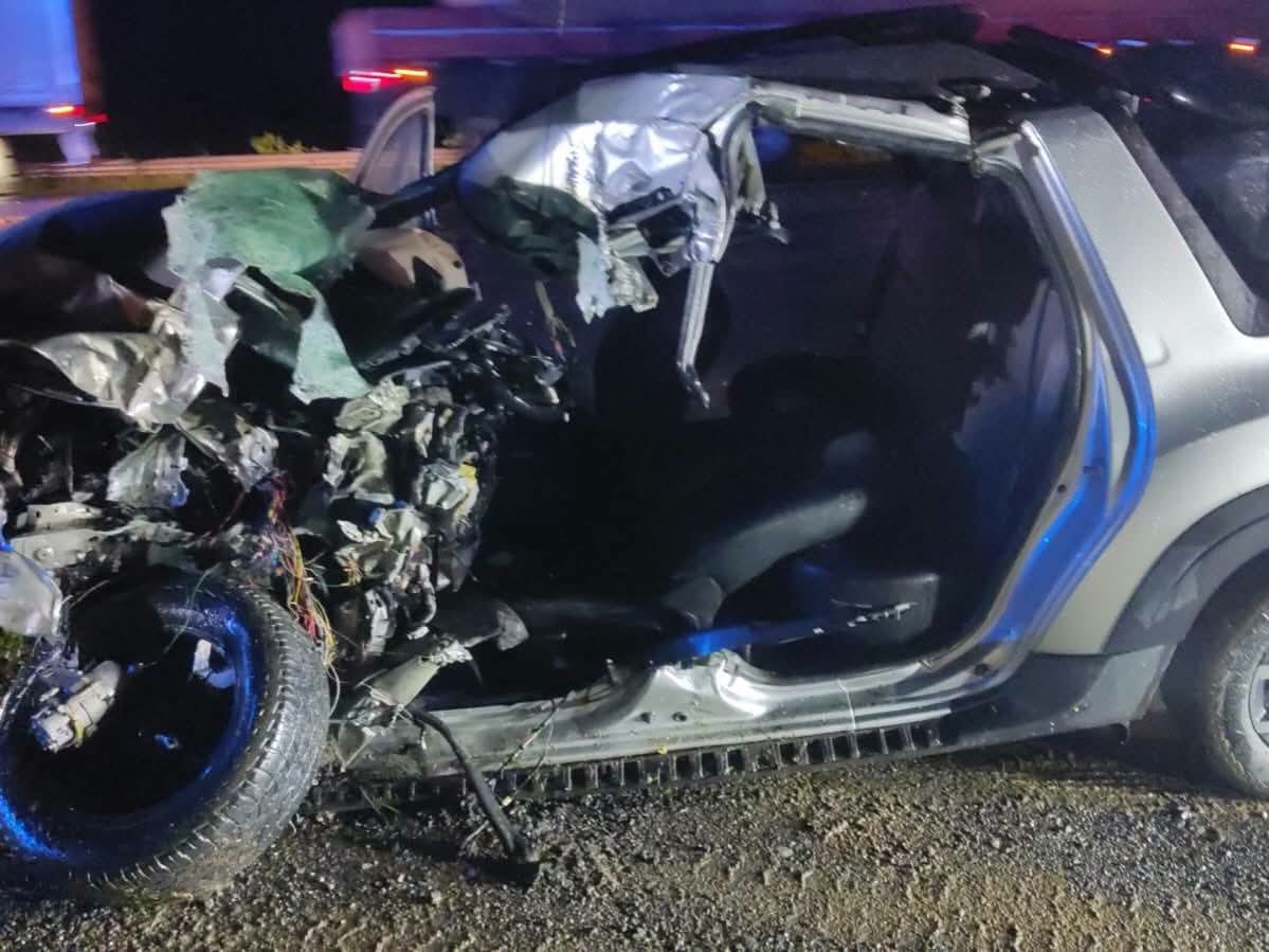 ACIDENTE ENTRE CAMINHÃO E CARRO DEIXA UMA PESSOA MORTA NA BR-476, NA LAPA