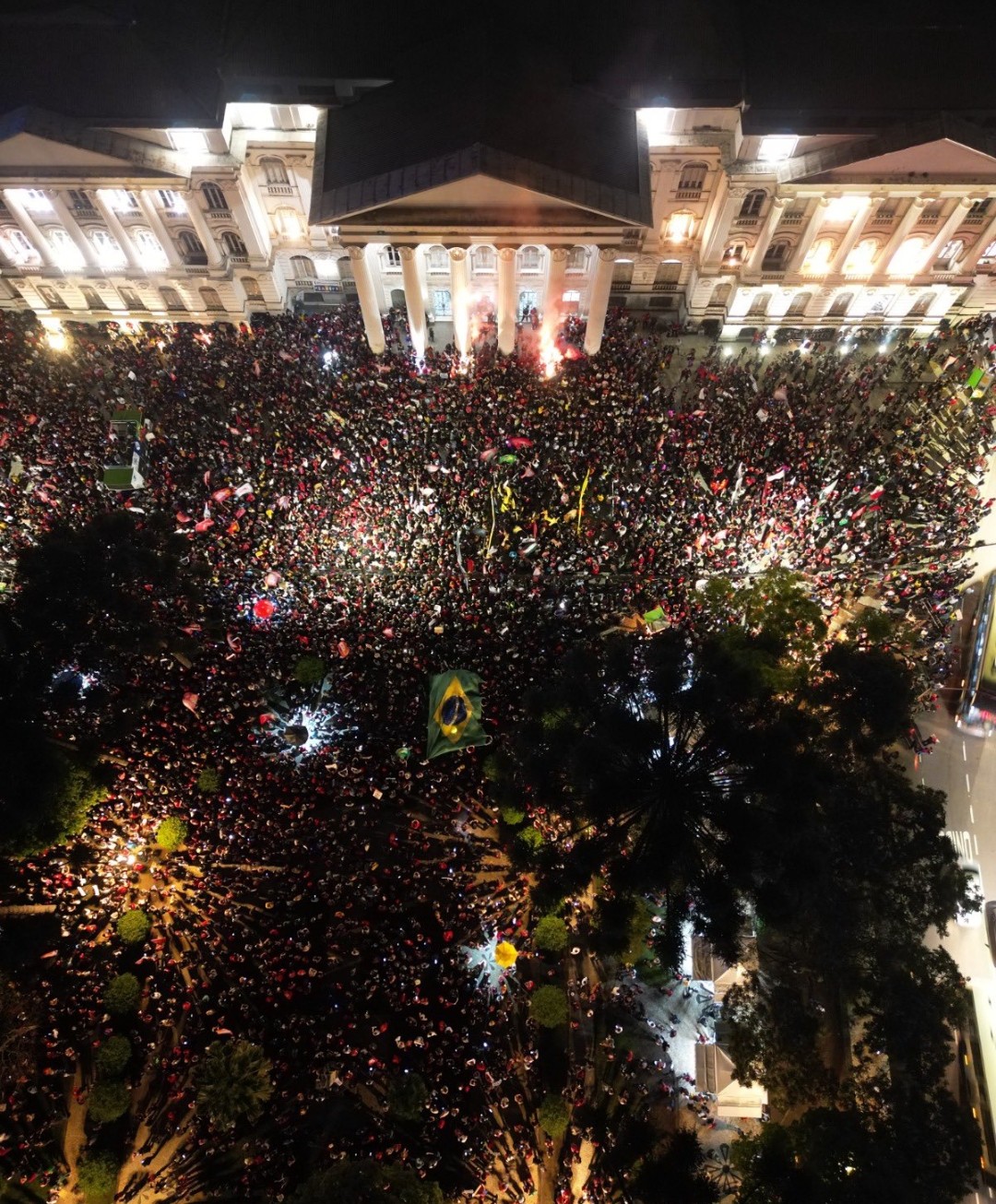 MANIFESTAÇÃO REÚNE MILHARES DE PESSOAS NO CENTRO DE CURITIBA NESTA QUINTA-FEIRA